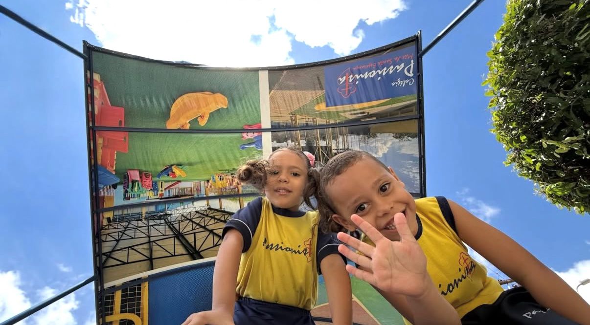 Reforma nos toldos da escola. M�e da Santa Esperan�a