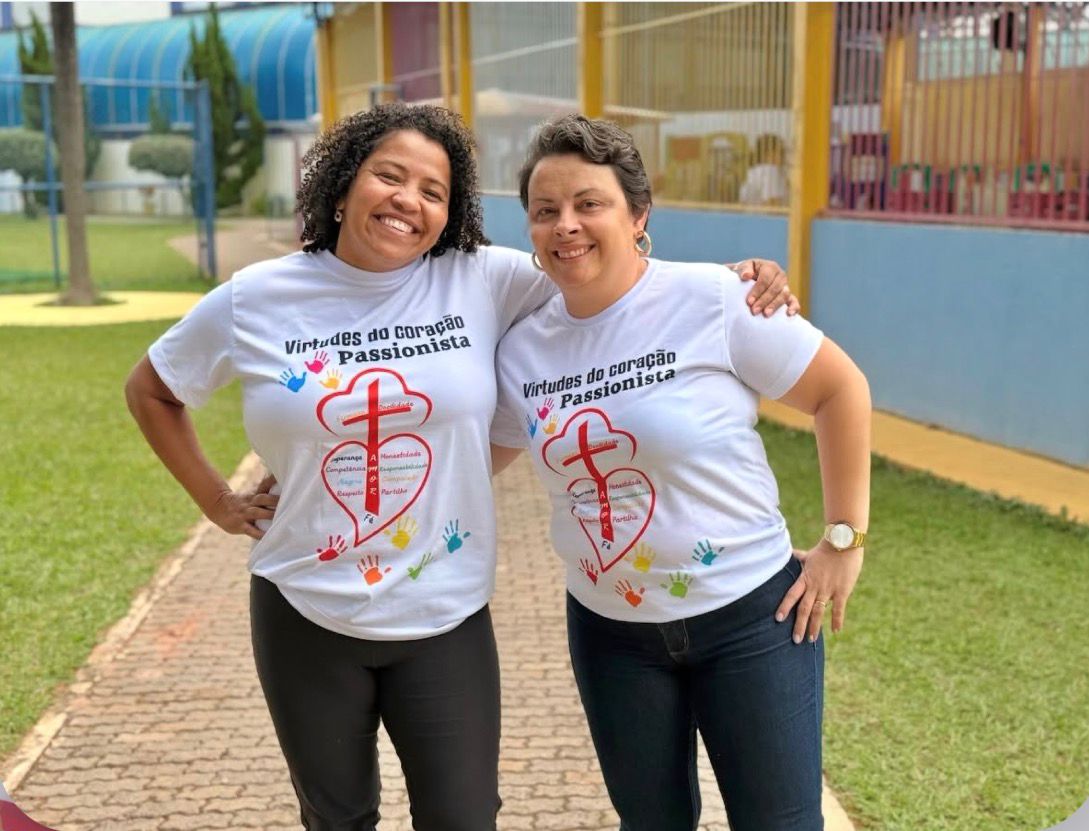 Colaboradores de uniformes novos M�e da Santa Esperan�a