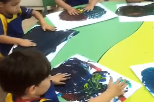 Pintando na Aula Me da Santa Esperana